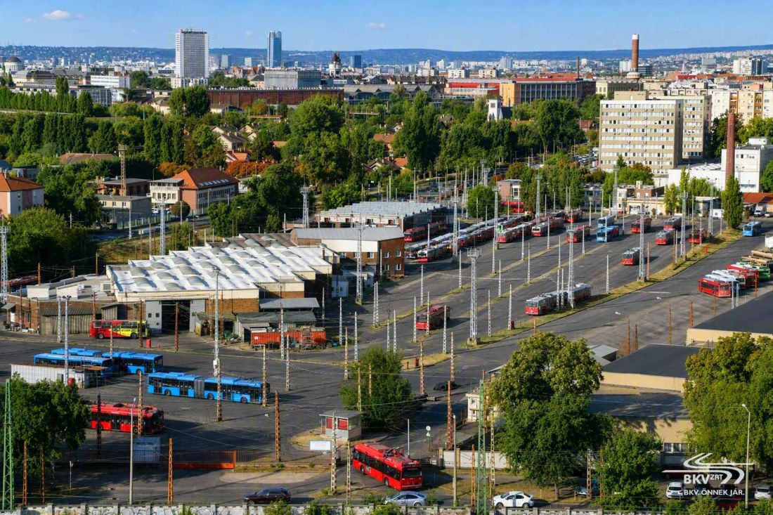Z&aacute;ch utcai trolibuszgar&aacute;zs fel&uuml;lről n&eacute;zve